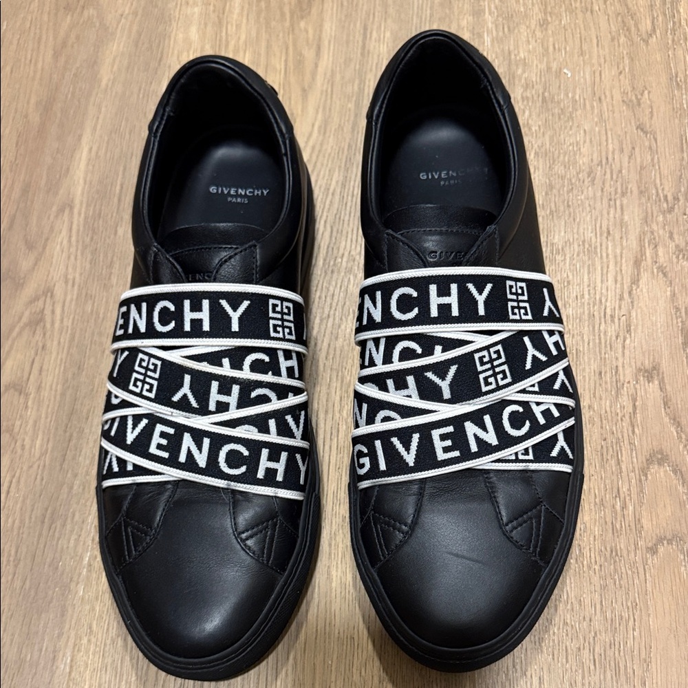 Givenchy leather logo patch sneakers- Men’s 
Size 41